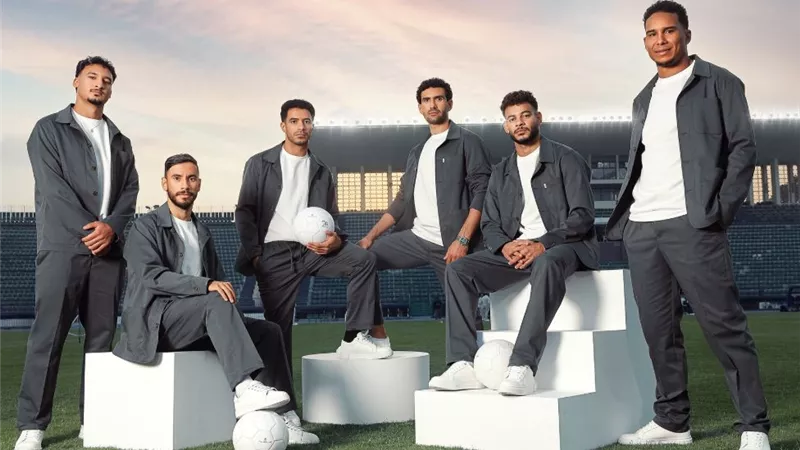 بجلسات جماعية وفردية.. جون إدوارد يحفز لاعبي الزمالك في مطار القاهرة