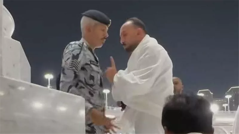 من الحرم لقفص الاتهام.. القصة الكاملة لاعتداء رجل الأمن السعودي على معتمرين