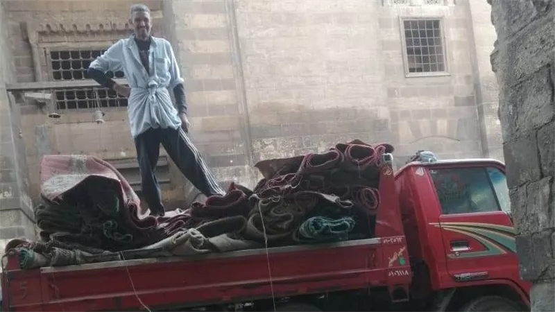لحماية التاريخ.. الآثار تزيل المتعلقات الغير ضرورية من الجوامع الأثرية