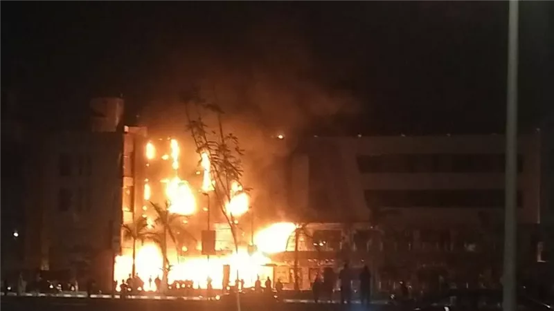 الدفع بـ15 سيارة إطفاء.. السيطرة على حريق ضخم بمول شهير في مدينة  العبور