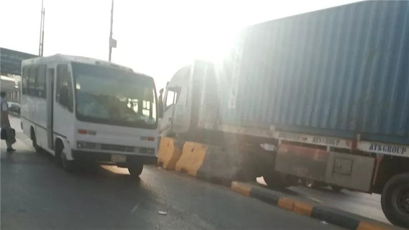تعطل المرور على مدخل بنها بالقليوبية بسبب تعثر تريلا بكوبري كفر الجزار