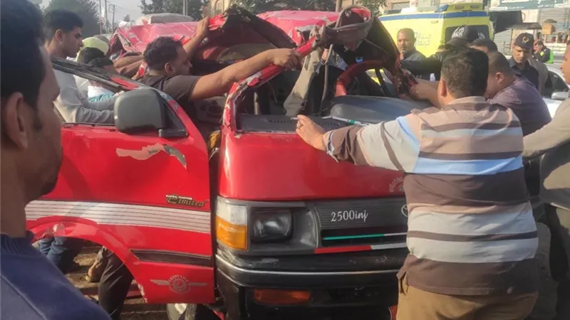 كارثة بزفتى.. مصرع شخصين وإصابة 4 آخرين في انقلاب ميكروباص بترعة بالغربية