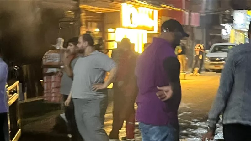 انتداب المعمل الجنائى لفحص أسباب حريق محل كشرى ببنها 