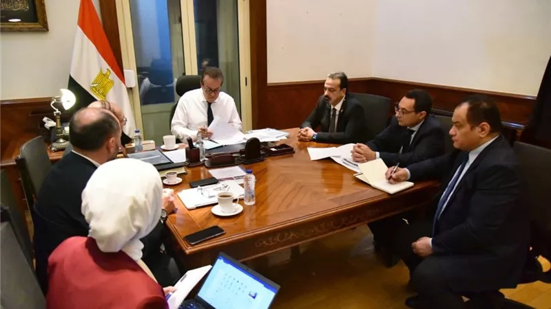  وزير الصحة يبحث آليات تطبيق قانون المسؤولية الطبية|تفاصيل