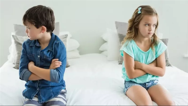 كيف تتعاملين مع شجارات الإخوة؟ نصائح فعالة لتقليل الخلافات بين الأطفال 	