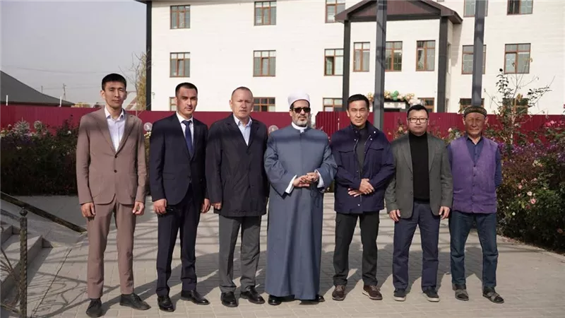 رئيس جامعة «نور مبارك» بكازاخستان يفتتح المدرسة الإعدادية الجديدة للبنات