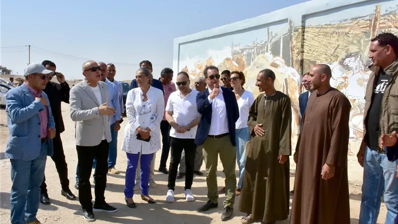 محافظ الأقصر والسفير الفرنسي يشيدان بمشروع تجميل نجع الملقطة بالقرنة