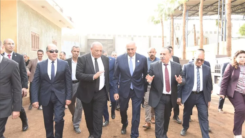 رئيس جهاز تنمية المشروعات ومحافظ أسيوط يتفقدان مصانع الشباب الممولة من الجهاز