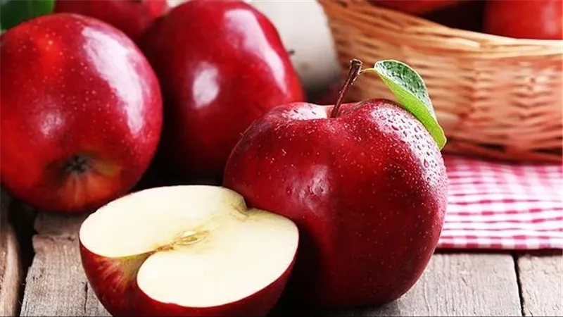 تناول تفاحة واحدة يوميًا تُغني عن زيارة الطبيب.. كيف؟
