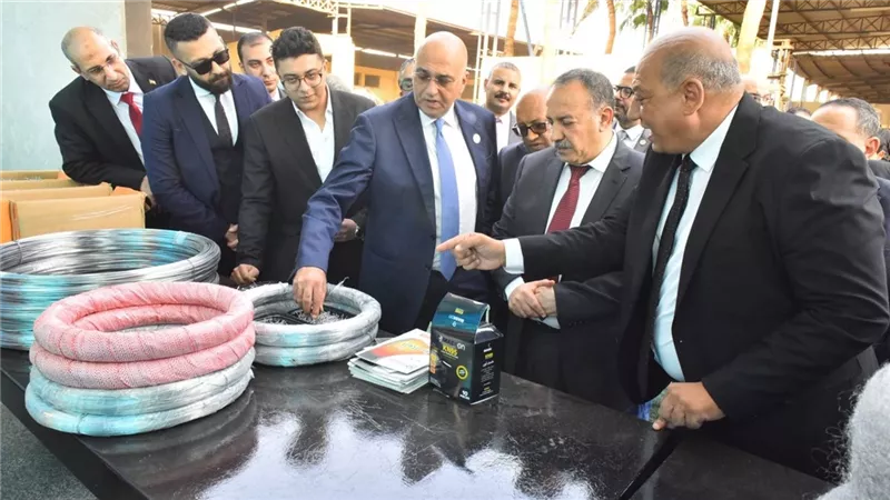 محافظ أسيوط ورئيس جهاز تنمية المشروعات يتفقدان المصانع الممولة من الجهاز