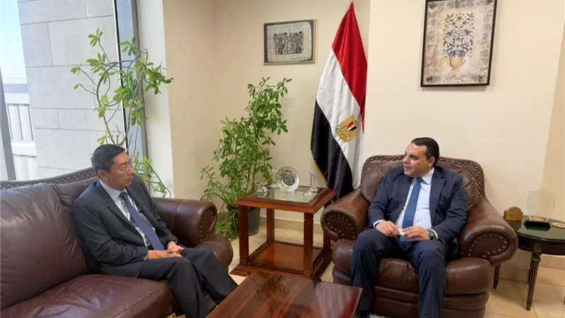 رئيس التمثيل التجاري وسفير سنغافورة يبحثان تعزيز التعاون الاستثماري