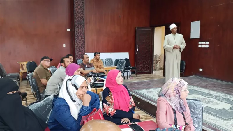 رئيس أزهرية السويس يتابع برنامج تنمية مهارات معلمي ومعلمات الدراسات الإجتماعية