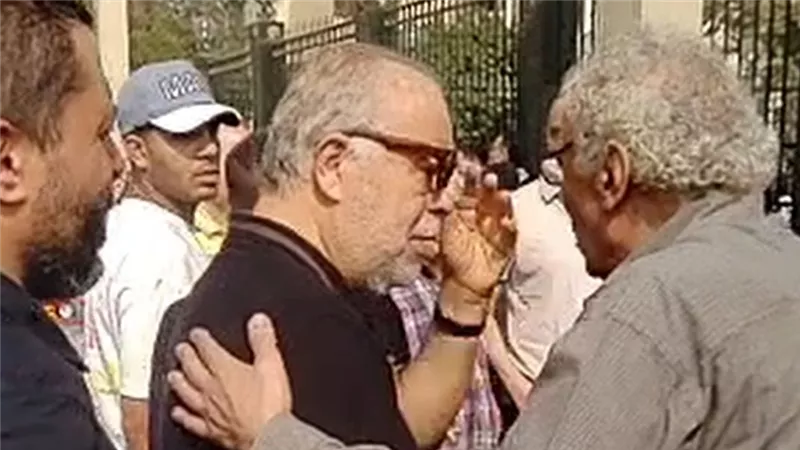 أشرف زكي يتقدم مشييعي جنازة زوجة الفنان حسن العدل بمسجد السيدة نفيسة