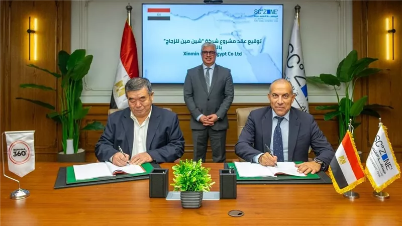 رئيس اقتصادية قناةالسويس يشهد توقيع عقد مشروع بين السويدي وشركة شين مين للزجاج