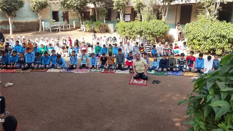مشهد تربوي مؤثر بمدرسة بابل بالمنوفية يوضح غرس القيم في الطلاب