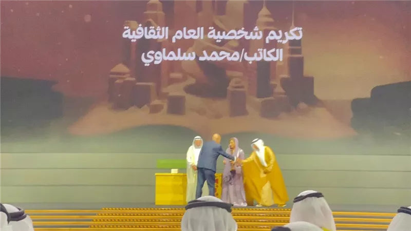 الشيخ سلطان القاسمي يتفقد جناح الهيئة المصرية العامة للكتاب 