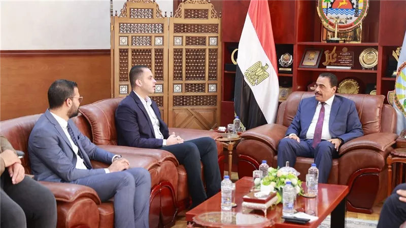 نائب وزير الصحة يبحث مع محافظ مطروح دعم البنية الصحية وتسريع مشروعات التطوير