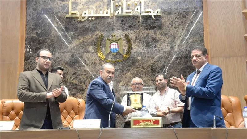 محافظ أسيوط يكرم الدكتور حسن يونس لإسهاماته في تطوير ميادين المحافظة