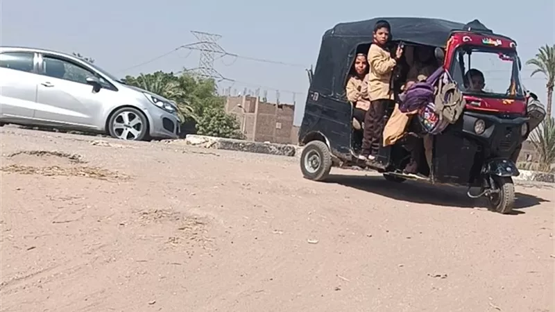 أهالي عزبة الملاح بأسيوط يستغيثون: ابنوا مدرسة وأنقذوا أبناءنا من الحوادث
