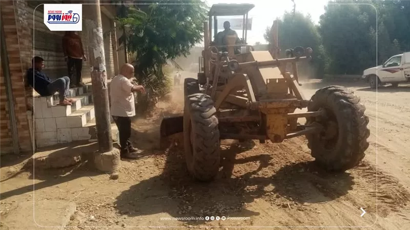 حملات مكبرة لتمهيد الطرق وصيانة الإنارة بالقرى وغرس أشجار بطريق بحيرة قارون