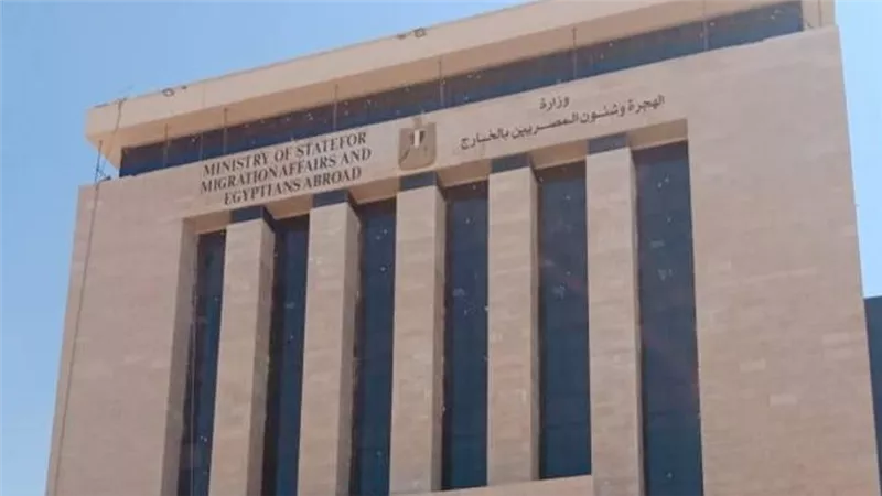 القانون يلزم الحكومة برعاية المصريين بالخارج وتسهيل زيارتهم للوطن
