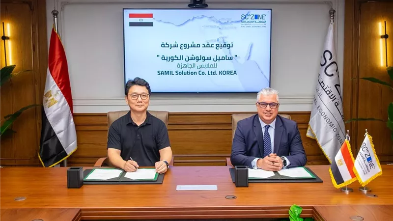 رئيس «اقتصادية قناة السويس» يوقّع عقد شركة كورية لصناعة الملابس الجاهزة