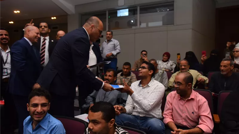 وزير العمل ومحافظ القاهرة يشهدان تسليم عقود عمل لذوي الاحتياجات الخاصة 