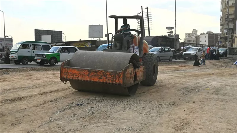 تمهيد طريق داير الناحية بقرية بيبان بكوم حمادة استعدادا لأعمال الإنترلوك