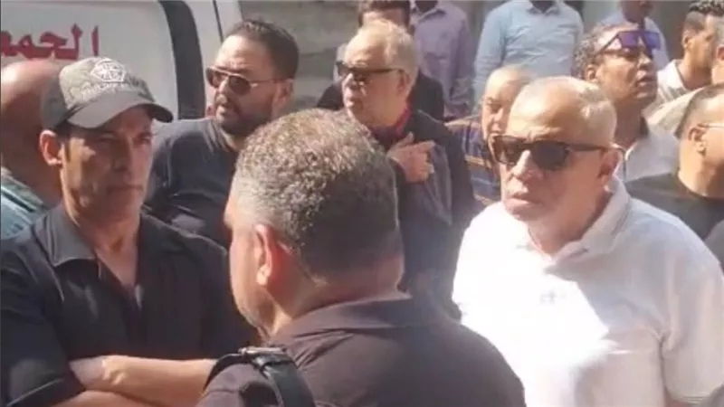 نجوم الوسط الفني يتقدموا مشيعي جنازة الكاتب أحمد عبدالله بمسجد السراج المنير