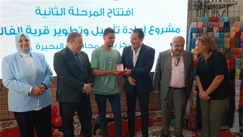 تأهيل 25 منزلا وتسليم مشروعات تنموية ورؤوس ماشية لعدد من أهالي قرية الفالوجا