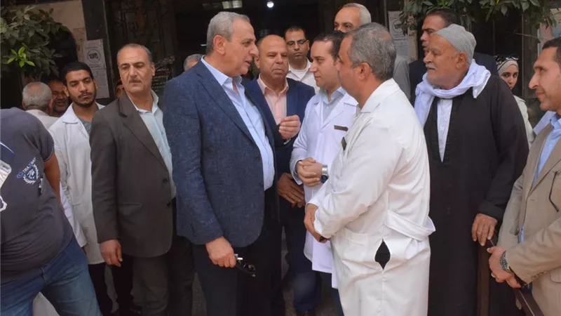  في جولة مفاجئة.. محافظ الغربية يستمع لشكاوى المرضى بعيادة ابن سينا بالمحلة