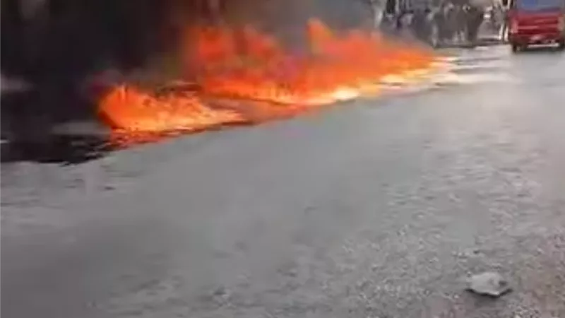إصابة 5 أشخاص في حريق داخل بنزينة في كفر العزازي بالشرقية                     