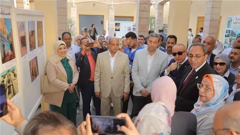 محافظ دمياط يتفقد معرض الصور بمهرجان الفنون التراثية بمعبد دندرة بقنا