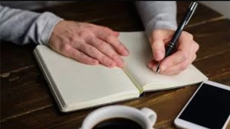 الكتابة باليد تنشط الدماغ وتحفز الإبداع أكثر من الكيبورد..دراسة