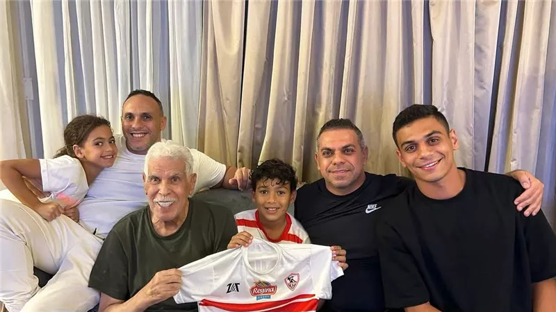 يا تيشرت العمر.. عائلة حسن شحاتة تحتفل بتأهل الزمالك لنهائي السوبر