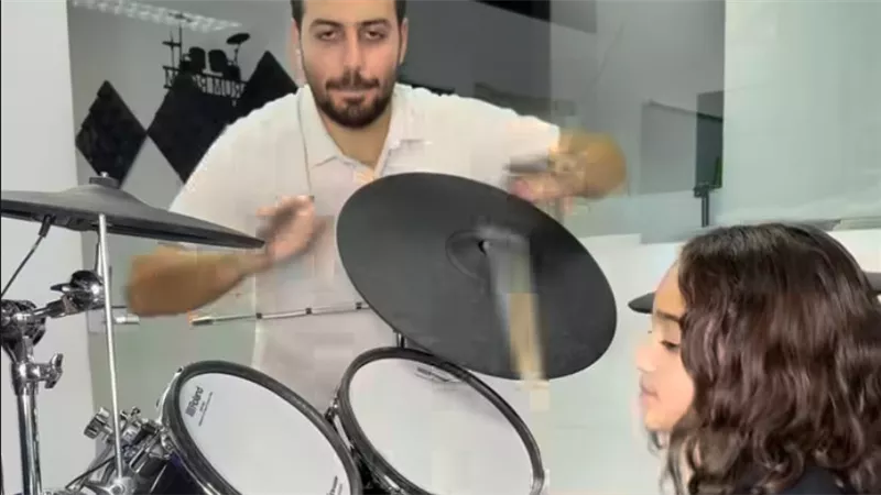 باتريك عبده.. أحد صانعي نجوم العزف على آلة 