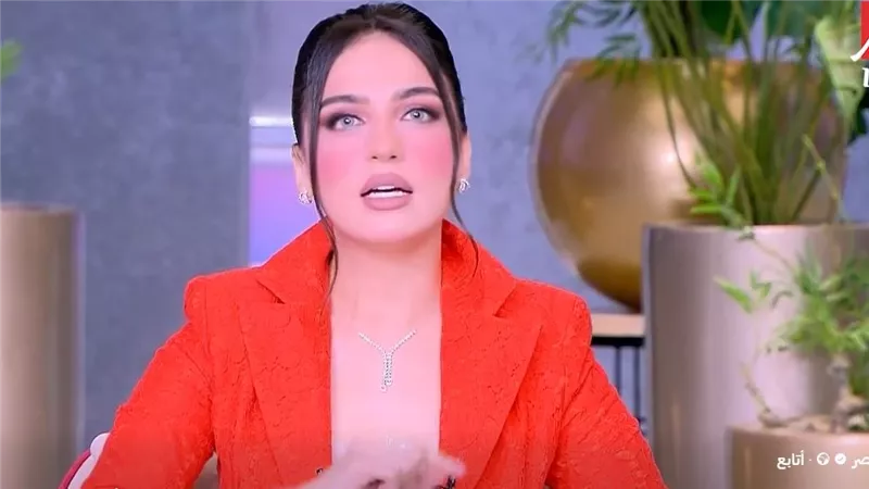 ياسمين عز: «الحتة اللي طالعة زي ديل الكتكوت دي تقصيف.. ومفيش بروتين هيعالجها»