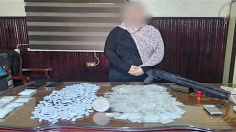 الأمن يضبط سيدة تروج المخدرات في سمنود بعد انتشار فيديو صادم على مواقع التواصل