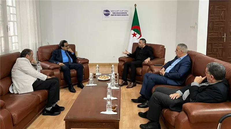 فريد زهران يزور مقر حزب جبهة القوى الاشتراكية في الجزائر