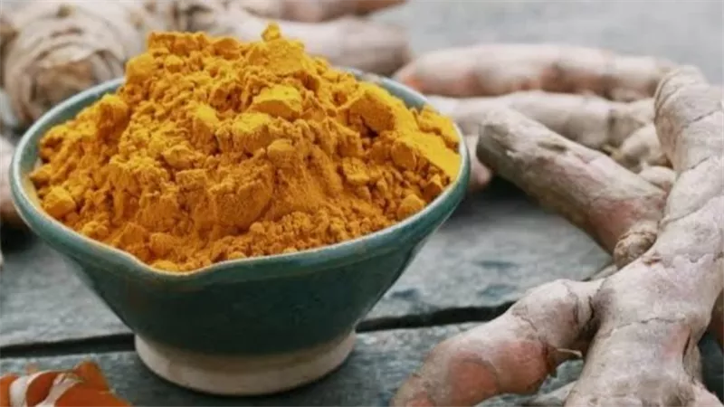 جمال طبيعي بدون صبغة.. وصفات الكركم المحمص للشعر الداكن