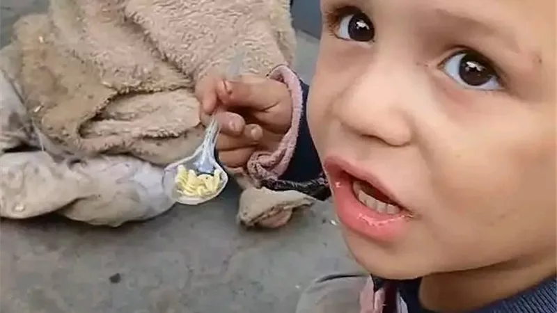 الأمن يفحص فيديو لسيدة تركت 3 أطفال بأحد الشوارع وتختفي بتوك توك في الزقازيق 