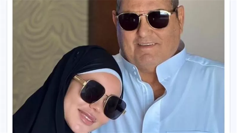 محمد الخشن وزوجته الإعلامية أسما إبراهيم يؤديان مناسك العمرة