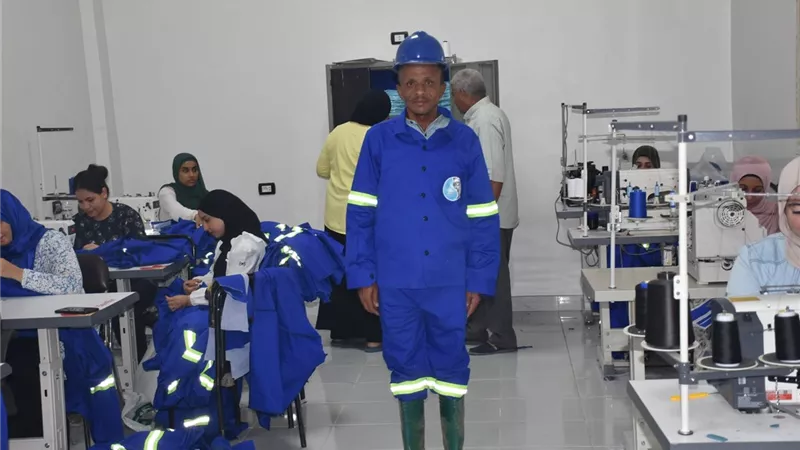 مياه الأقصر تطلق أول إنتاج من ورشة الخياطة والتفصيل لتصنيع زيّ السلامة المهنية