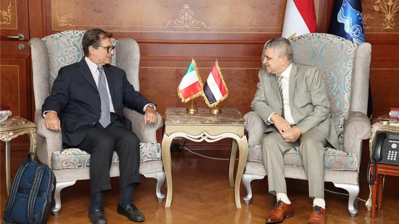 رئيس قناة السويس يبحث سبل التعاون مع المبعوث الإيطالي لمشروع الممر الاقتصادي