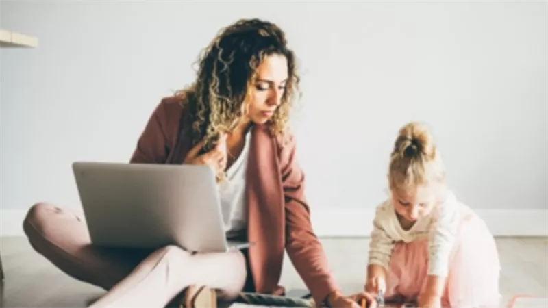 عقوبة الأمومة في سوق العمل.. كيف يمكن للنساء كسر هذا الحاجز؟ 