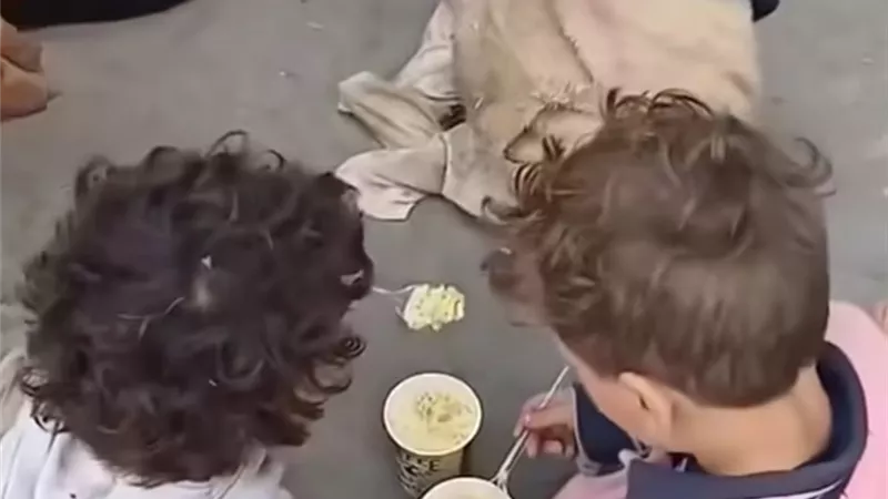 بينهم رضيعة .. سيدة تلقى بـ 3 أطفال بالشارع  والأمن يحقق  في الواقعة 