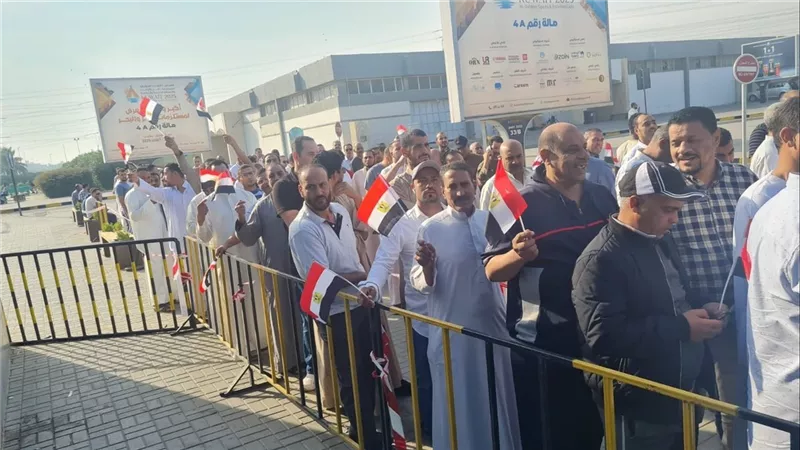 «مصر تصوّت من الكويت».. حشود كبيرة وتنظيم نموذجي في انتخابات مجلس النواب