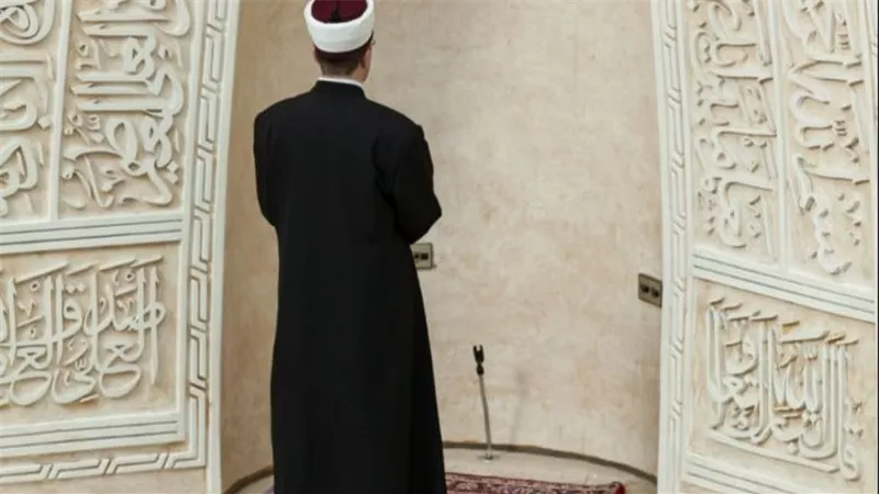 ما حكم قراءة الإمام من المصحف في الصلاة؟.. دار الإفتاء توضح