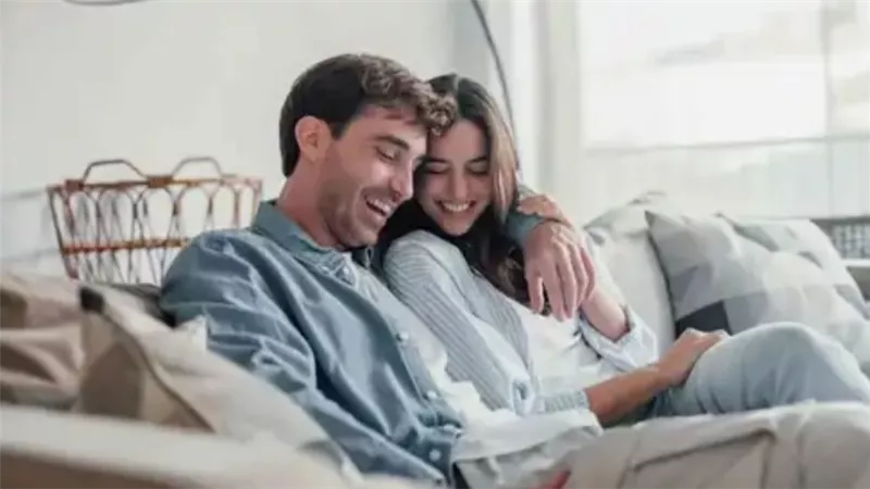 فن المواساة.. 5 طرق بسيطة لتخفيف حزن شريكك وتعزيز التواصل بينكما 	