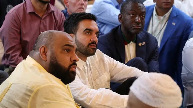 في أول ظهور بعد فوزه.. عمدة نيويورك يؤدي صلاة الجمعة في أحد مساجد بورتو ريكو 